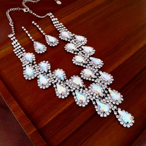 Détail du parure collier et boucles d'oreilles goutte avec cristaux irisés de luxe