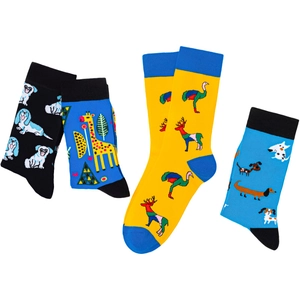 Vue détaillée de chaussettes en tricot de coton avec motifs de chien et girafe