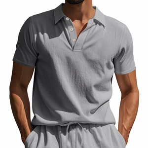 Detail eines grauen Herren-Leinen-Poloshirts mit atmungsaktivem Stoff und Knopfkragen
