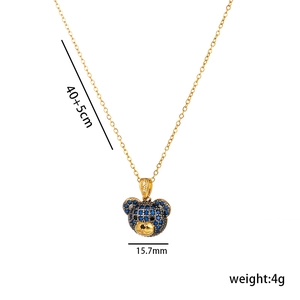 Collier plaqué or 18K avec pendentif ours en cristal bleu sur fond blanc neutre
