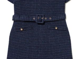 Détail de robe en tweed bleu foncé avec ceinture assortie et boutons vintage à bord doré