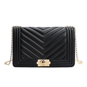 Elegante schwarze Umhängetasche mit V-Steppung, Goldkette und Vintage-Metallverschluss