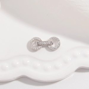 Détail macro du connecteur roue en argent S925 serti de micro-zircons blancs