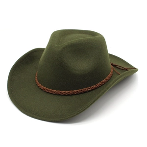 Détail d'un chapeau de cowboy en feutre vert armée avec une bande tressée marron sur fond blanc