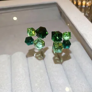 Eleganti orecchini quadrati in cristallo verde con perni in argento e sfaccettature