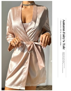 Détail du peignoir en satin champagne montrant la ceinture et le drapé élégant