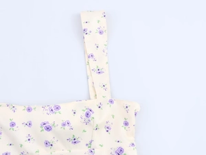 Gros plan détaillé du motif floral violet sur robe en satin avec bretelles et coutures