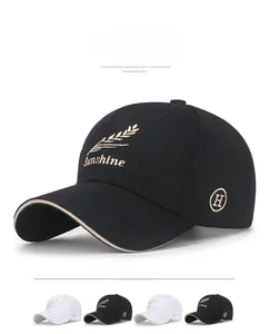 Détail d'une casquette de baseball noire avec broderie Sunshine dorée et bord de visière contrasté