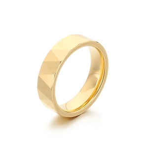 Anello in tungsteno dorato lucido con design geometrico sfaccettato a forma di V