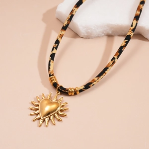 Collana retrò con ciondolo a cuore in acciaio inossidabile e cordino leopardato