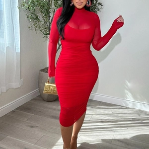 Détail de la robe moulante rouge avec texture plissée et empiècement en mesh transparent