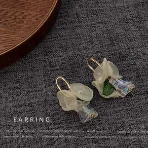 Elegant 14K gold plated mesh flower earrings with acrylic petals and green leaves