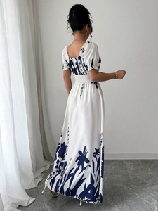 Vue détaillée des manches bouffantes florales et de la taille haute élastique de la robe maxi