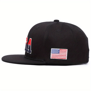 Detailansicht des USA-Flaggen-Stickpatches auf einer schwarzen Snapback-Baseballkappe