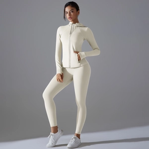 Dettaglio del set yoga bianco crema con felpa con zip e fori per i pollici sui polsini