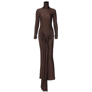Détail du nœud torsadé et du drapé fluide sur une robe longue moulante marron