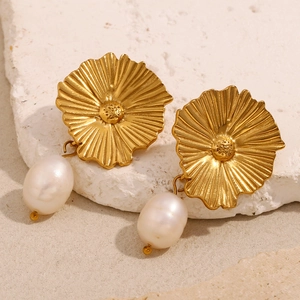 Orecchini a fiore in acciaio placcato oro 18K con perle barocche eleganti