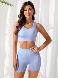 Détail de l'ensemble de yoga bleu clair montrant la taille côtelée et le tissu du soutien-gorge