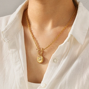 Collier à fermoir OT doré avec pendentif rond orné de motifs célestes de lune et soleil