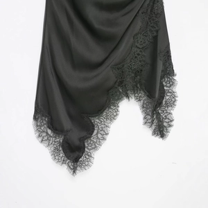 Robe élégante en soie noire avec bordure en dentelle exquise et finition en satin