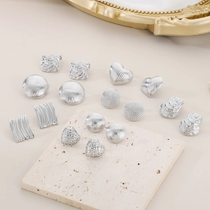 Herz- und runde Edelstahl-Ohrstecker in Silber mit Streifenmuster und Strass