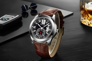 Detail der klassischen Herrenuhr mit braunem Lederarmband, Silbergehäuse und BMW-Schlüssel
