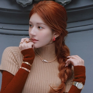 Elegante collana a serpente dorata con orecchini di perle rosse e set di gioielli di lusso