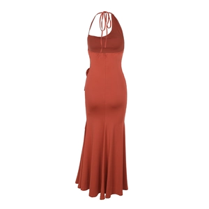 Detalle del vestido halter marrón rojizo que muestra el diseño de espalda abierta y la tela suave