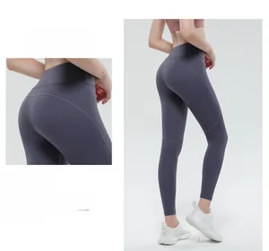 Details der High-Waist Yoga-Leggings in Dunkel-Mauve mit Po-Lifting-Nähten