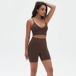 Detailansicht des nahtlosen braunen Yoga-Sets mit V-Ausschnitt Sport-BH und High-Waist-Shorts