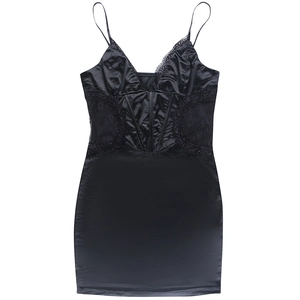 Détails de dentelle noire et tissu en satin brillant sur la robe courte ajustée