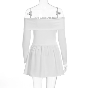 Détail d'une robe blanche à épaules dénudées avec manches longues et jupe plissée