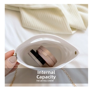 Vista dettagliata della capacità interna della borsa a secchiello in PVC bianco con catena