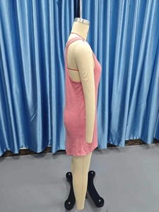 Vue latérale d'une mini-robe sans manches en maille rose sur un mannequin