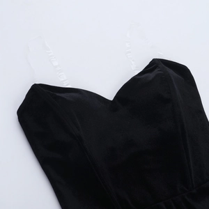 Détail d'une robe bustier en velours noir avec bretelles transparentes invisibles