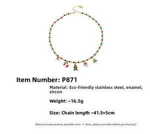 Vue détaillée du collier de perles de Noël avec pendentifs Père Noël et bonhomme de pain d'épice