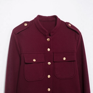 Veste courte style militaire bordeaux avec col montant et boutons dorés métalliques