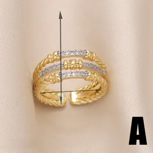 Dettaglio dell'anello multistrato placcato oro con zirconi e misura larghezza 9mm