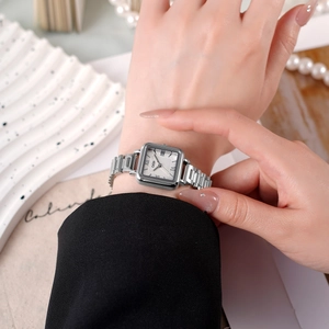 Montre à quartz carrée minimaliste pour femme avec bracelet en métal et chiffres romains