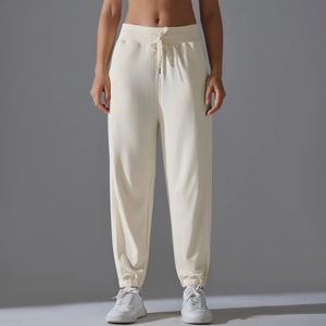Détail d'un pantalon de jogging crème à taille haute avec cordon de serrage pour femme