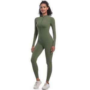 Détail d'une combinaison de yoga vert armée avec fermeture éclair et manches longues