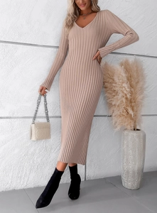 Robe longue en maille beige élégante avec col en V et manches longues sur un mannequin