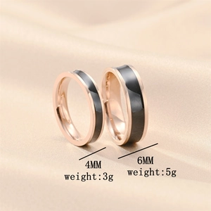 Detail von roségoldenen Titanringen mit schwarzer Emaileinlage in 4mm und 6mm Breite