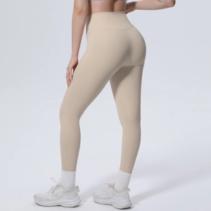 Rückansicht der beigen High-Waist-Yogahose mit Po-Lifting-Effekt und Nahtdetails