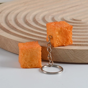 Realistischer Schlüsselanhänger aus orangefarbenem Fischtofu mit Metallkette