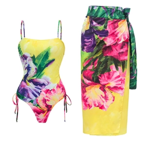 Dettagli del costume intero giallo a fiori con gonna a portafoglio e stampa tropicale