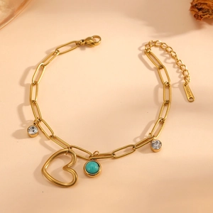 Detail von 18k vergoldetem Edelstahlarmband mit Herzanhänger und Türkis-Edelstein