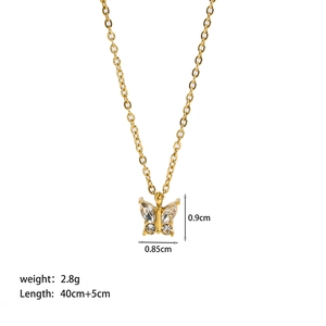 Détails du pendentif papillon doré serti de zircons avec les dimensions exactes