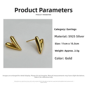 Macro detail of gold-plated S925 silver heart earrings with dimensions and weight specs