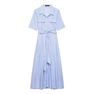 Blau-weiß gestreiftes Hemdblusenkleid mit kurzen Ärmeln, Brusttaschen und Taillenband
